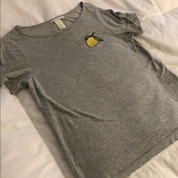 H&M Tops - Grey T-shirt with lemon